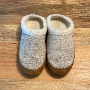 Women’s Acorn slippers